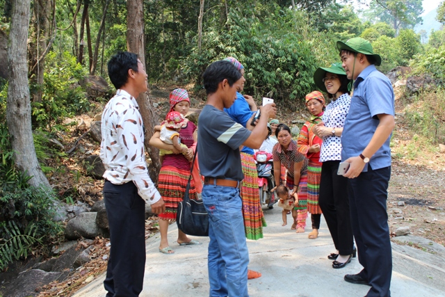 Đồng chí Huỳnh Thị Chiến Hòa (thứ 2 từ phải qua) gặp gỡ, tiếp xúc với đồng bào Mông sinh sống tại huyện Krông Bông.
