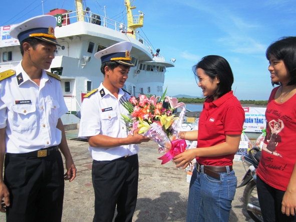 Tặng hoa chiến sĩ hải quân trước giờ xuất phát.