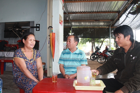 Ông Vũ Đình Đề (giữa) đến thăm một gia đình trong thôn - Ảnh: H.THỦY