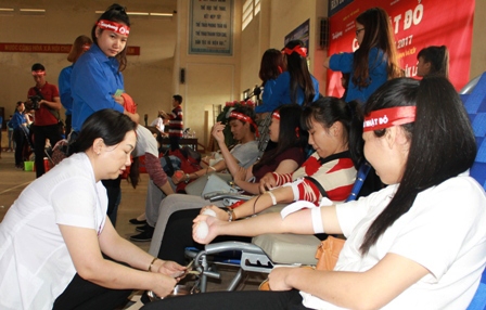 Đông đảo sinh viên trường Cao đẳng sư phạm Đắk Lắk tham gia hiến máu.