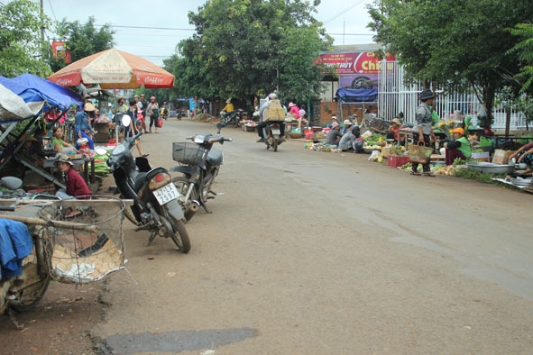 Chợ tạm trên tuyến Tỉnh lộ 5 qua thôn 5 và thôn 6 (xã Ea Bar, huyện Buôn Đôn)  gây mất an toàn giao thông. 