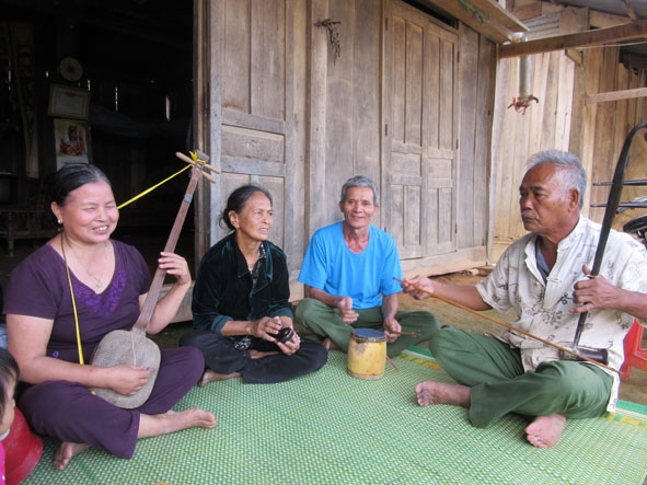 Một buổi luyện tập của tổ chèo Mê Linh 2. 