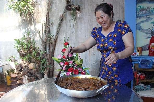 Bà Hoa chế biến món bò khô. 