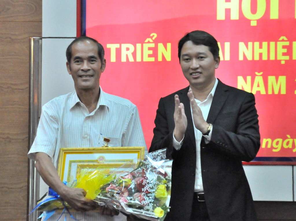Phó Chủ tịch Thường trực UBND tỉnh Nguyễn Hải Ninh trao Bằng khen và  Huy hiệu “Vì sự nghiệp xây dựng và phát triển Đắk Lắk” của UBND tỉnh cho nguyên Giám đốc NHNN Chi nhánh Đắk Lắk Trần Vĩnh Phúc