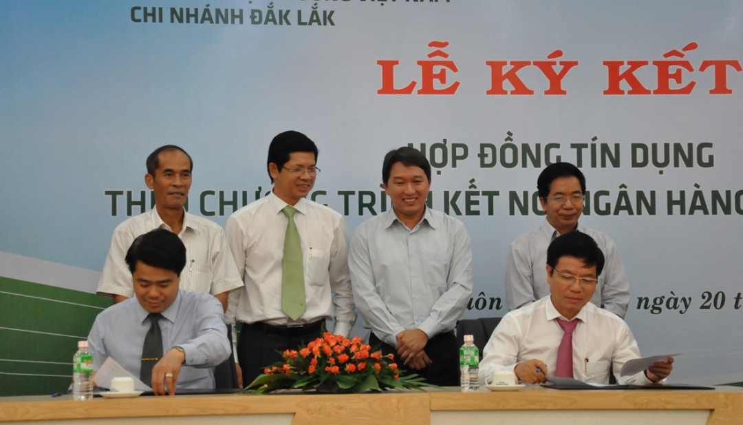 Phó Chủ tịch Thường trực UBND tỉnh Nguyễn Hải Ninh chứng kiến lễ ký kết hợp đồng tín dụng giữa Ngân hàng TMCP Ngoại thương Việt Nam Chi nhánh Đắk Lắk với các doanh nghiệp
