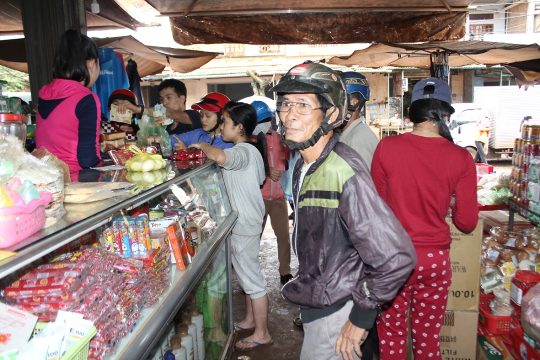 Người dân nhộn nhịp mua sắm hàng Tết tại chợ Ea Tóh.