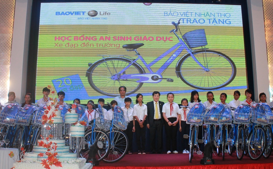 Bảo Việt Nhân thọ Đắk Lắk tặng xe đạp cho trẻ em nghèo trong chương trình học bổng “An sinh giáo dục - xe đạp tới trường”.