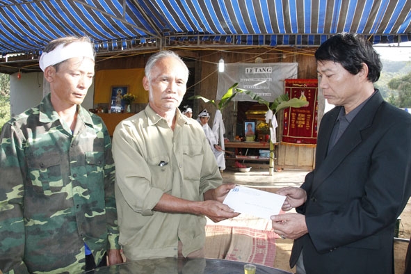 Ban An toàn giao thông (ATGT) tỉnh và chính quyền địa phương thăm hỏi gia đình nạn nhân Nguyễn Thị Định.