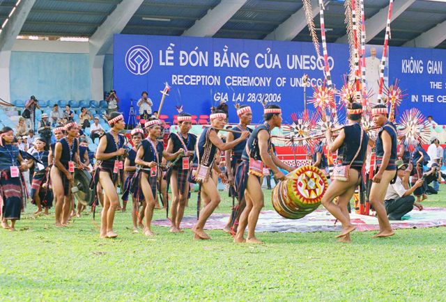 2)	Lễ đón nhận bằng của UNESCO vinh danh Không gian văn hóa cồng chiêng Tây Nguyên.