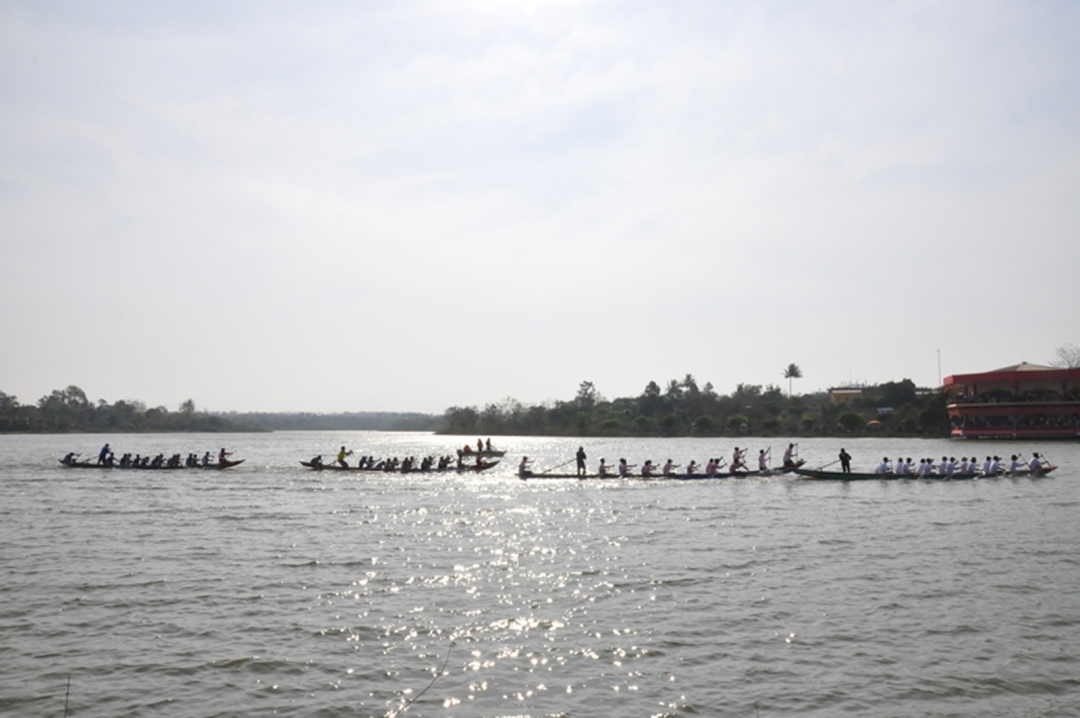 Đua thuyền trên Hồ Sen .