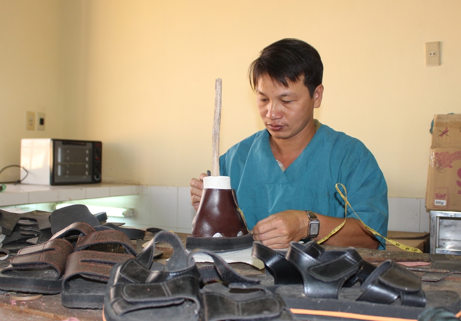 Anh Huỳnh Thanh Phong miệt mài với công việc chế tạo giày, dép cho bệnh nhân phong 