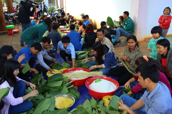 Tình nguyện viên gói bánh chưng tặng người nghèo tại huyện Cư M’gar .