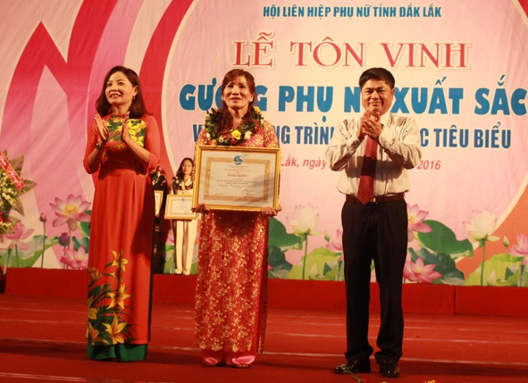 Chị Lê Thị Yến tại Lễ tôn vinh Gương phụ nữ xuất sắc năm 2016.