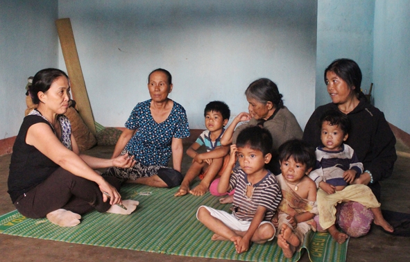 Chị Phan Thị Hoa (ngoài cùng bên trái) thăm hỏi gia đình có hoàn cảnh khó khăn tại xã Ea H’đing, huyện Cư M’gar.