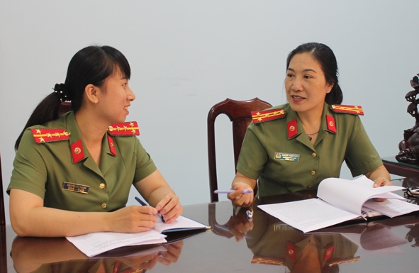 Đại tá Nghiêm Thanh Thủy (bên phải) trao đổi công việc với đồng đội.
