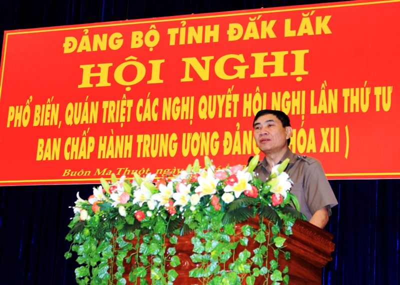 Ủy viên Trung ương Đảng, Phó Bí thư Tỉnh ủy Trần Quốc Cường truyền đạt các nội dung tại hội nghị. Ảnh: V.Tiếp