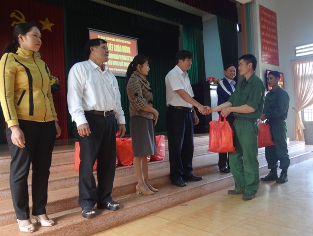 Lãnh đạo huyện Cư M'gar tặng quà cho các quân nhân xuất ngũ trở về địa phương. Ảnh: Trung Hải
