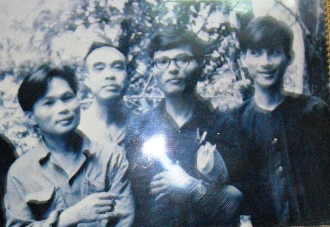 Nhà thơ Giang Nam (thứ 2 từ phải sang) cùng các đồng đội trong những năm tháng ở chiến trường .
