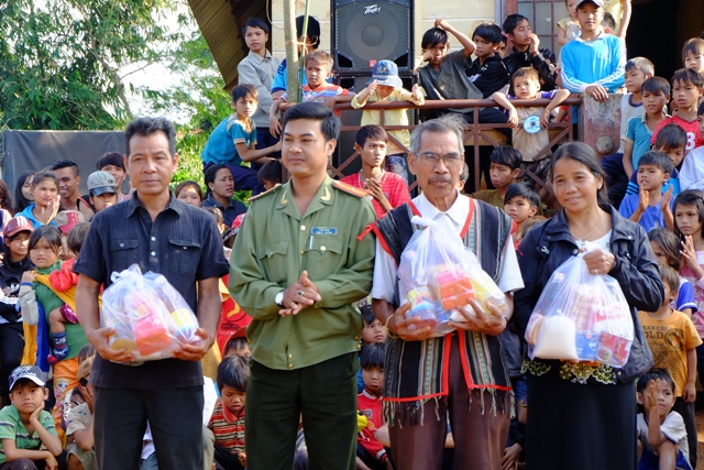 Tặng quà cho già làng