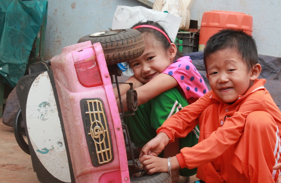 Bé Gia Huy vui chơi cùng chị.