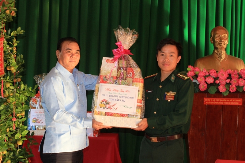 Bí thư Tỉnh ủy Êban Y Phu trao quà tết tặng các cán bộ, chiến sỹ 