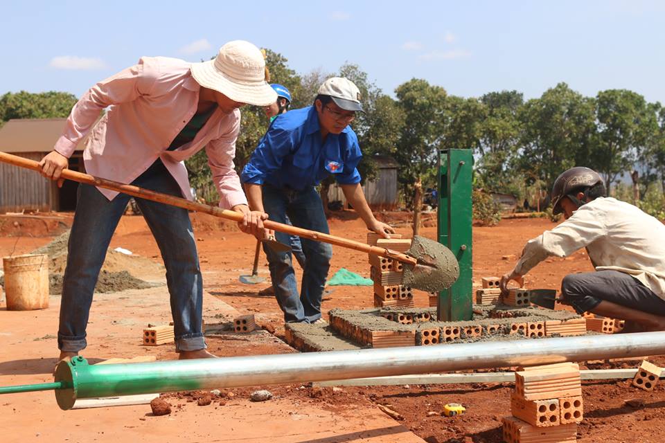 Đoàn viên thanh niên xây dựng sân bóng chuyền