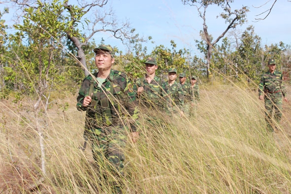 Đội tuần tra Đồn Biên phòng Ea H’leo tuần tra, bảo vệ biên giới dịp Tết.   