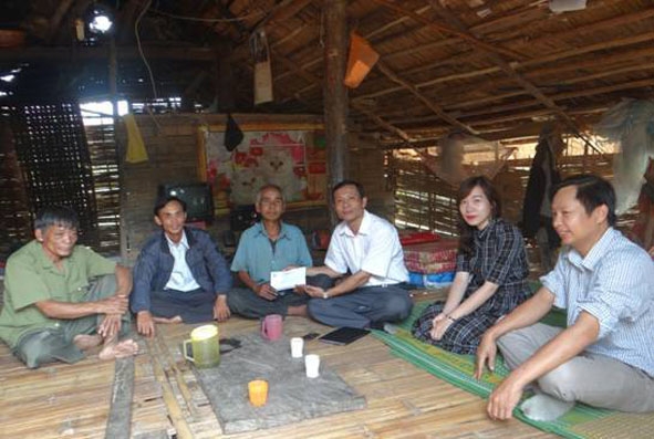 Ban Giám hiệu Trường Trung cấp Đắk Lắk thăm hỏi, tặng quà Tết một hộ dân tại buôn Ea Đray (xã Tân Tiến, huyện Krông Pắc).