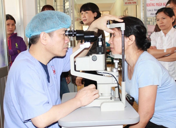 Bác sĩ Bùi Tiến Hùng, Giám đốc Bệnh viện Mắt Quốc tế - Nhật Bản khám cho bệnh nhân trước khi phẫu thuật.