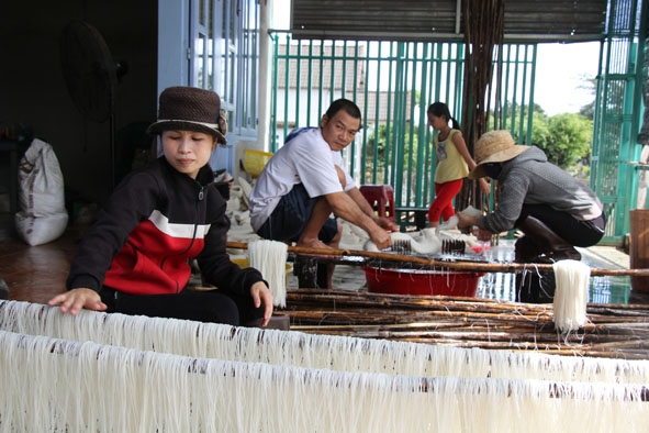 Cơ sở làm miến của gia đình anh Vũ Quốc Phong, khối 1, phường Khánh Xuân, TP. Buôn Ma Thuột.