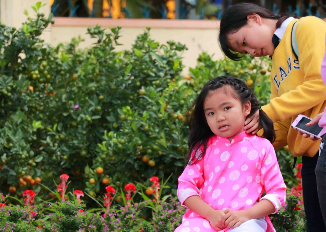 Các em nhỏ háo hức được bố mẹ trang điểm chụp Tết