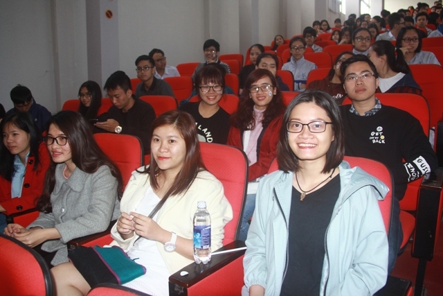 Đang là kỷ nghỉ Tết Đinh dậu, nhưng có rất đông cán bộ, giáo viên, học sinh đến cổ vũ cho các nhà leo núi