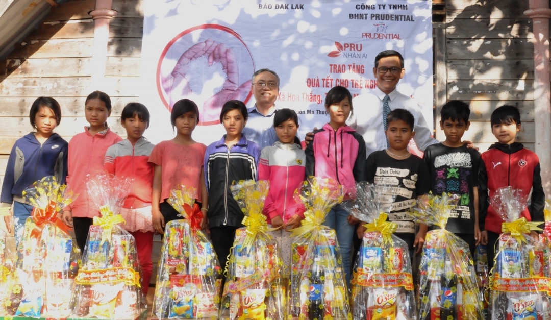 Tổng Biên tập Báo Đắk Lắk Nguyễn Văn Phú và Trưởng văn phòng đại diện TNHH Bảo hiểm Nhân thọ Prudential khu vực Tây Nguyên Đoàn Thanh Tùng tặng quà trẻ em nghèo