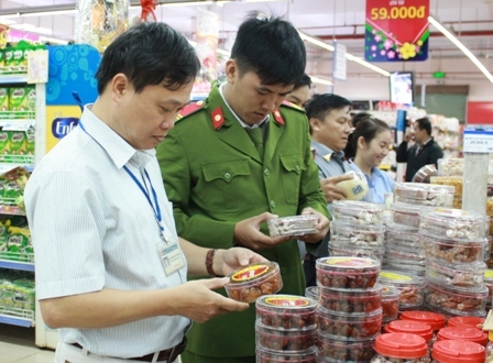 Cán bộ Chi cục Vệ sinh an toàn thực phẩm tỉnh tham gia kiểm tra an toàn thực phẩm kiểm tr