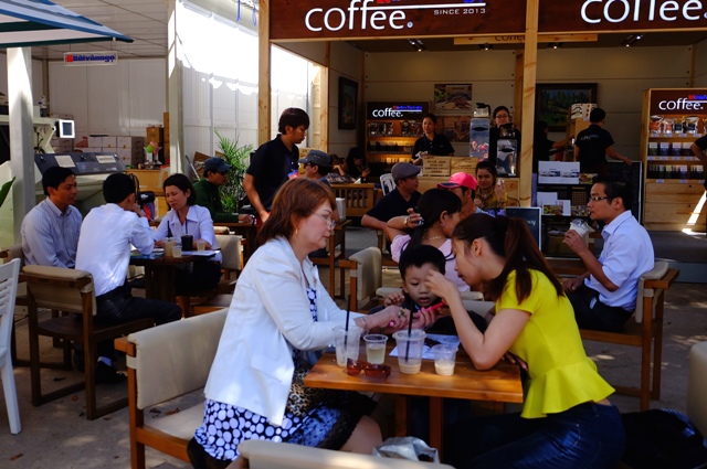 Du khách tham quan và thưởng thức cà phê tại Lễ hội Cà phê Buôn Ma Thuột lần thứ 5 năm 2015