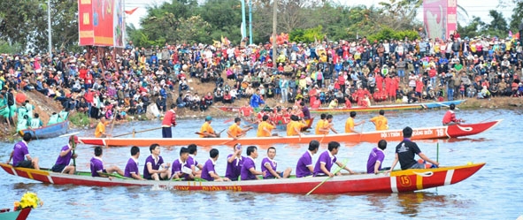 Đông đảo người dân đến xem, cổ vũ cho các thuyền đua.