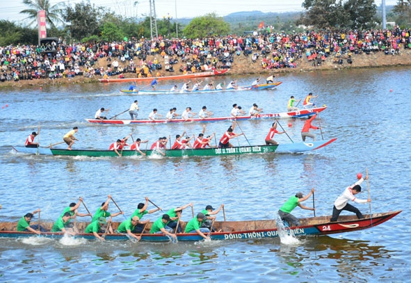  Các thuyền đua tăng tốc về đích.