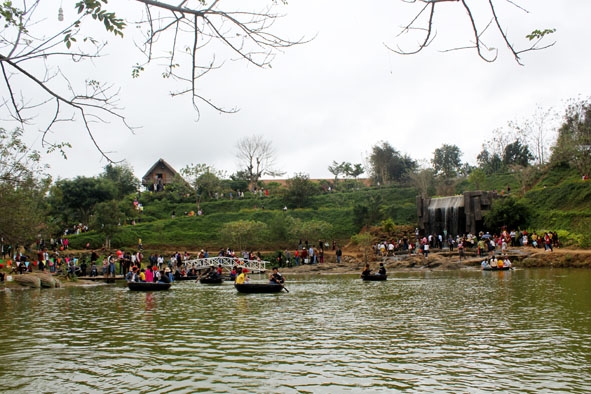 Du khách chèo thuyền thúng tại Khu du lịch sinh thái cộng đồng Buôn Ko Tam