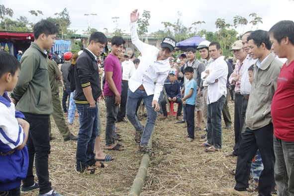 Người dân tham gia trò chơi đi qua cầu kiều. 