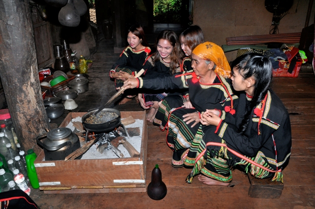 Sau khi phơi khô, hạt cà phê được đem lên rang