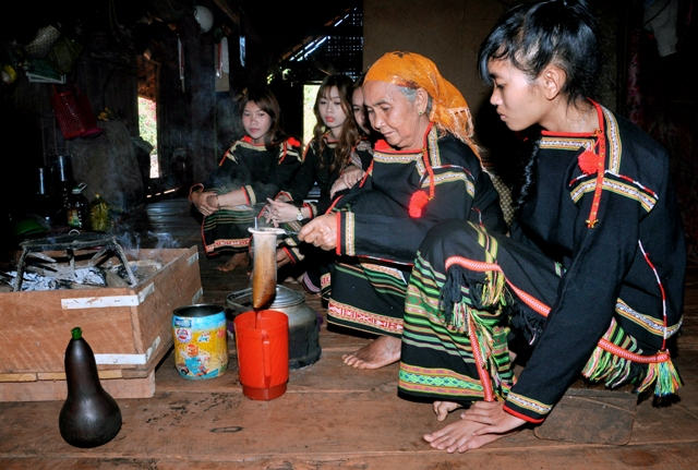 Khác với