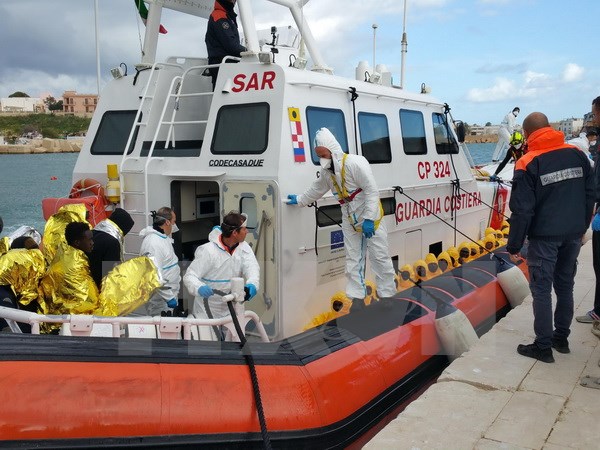 Tàu của Lực lượng bảo vệ bờ biển Italy đưa những người di cư tới đảo Lampedusa , Italy. (Ảnh: EPA/TTXVN)