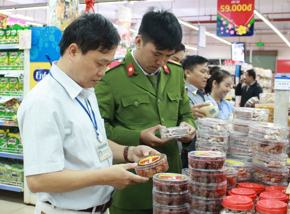 Các ngành chức năng tăng cường thanh tra kiểm tra vệ sinh an toàn thực phẩm tại các cơ sở sản xuất, chế biến, kinh doanh thực phẩm trên địa bàn. 