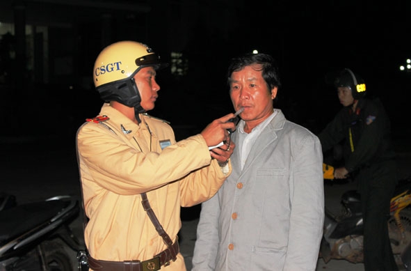 Lực lượng CSGT, Công an tỉnh kiểm tra nồng độ cồn người điều khiển phương tiện giao thông.
