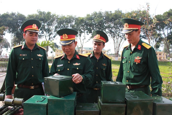 Đoàn công tác Bộ Chỉ huy Quân sự tỉnh kiểm tra công tác chuẩn bị huấn luyện chiến sĩ mới.
