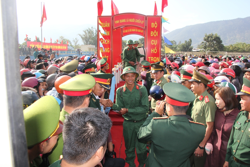 Tân binh bước qua cầu vinh quang lên đường tòng quân