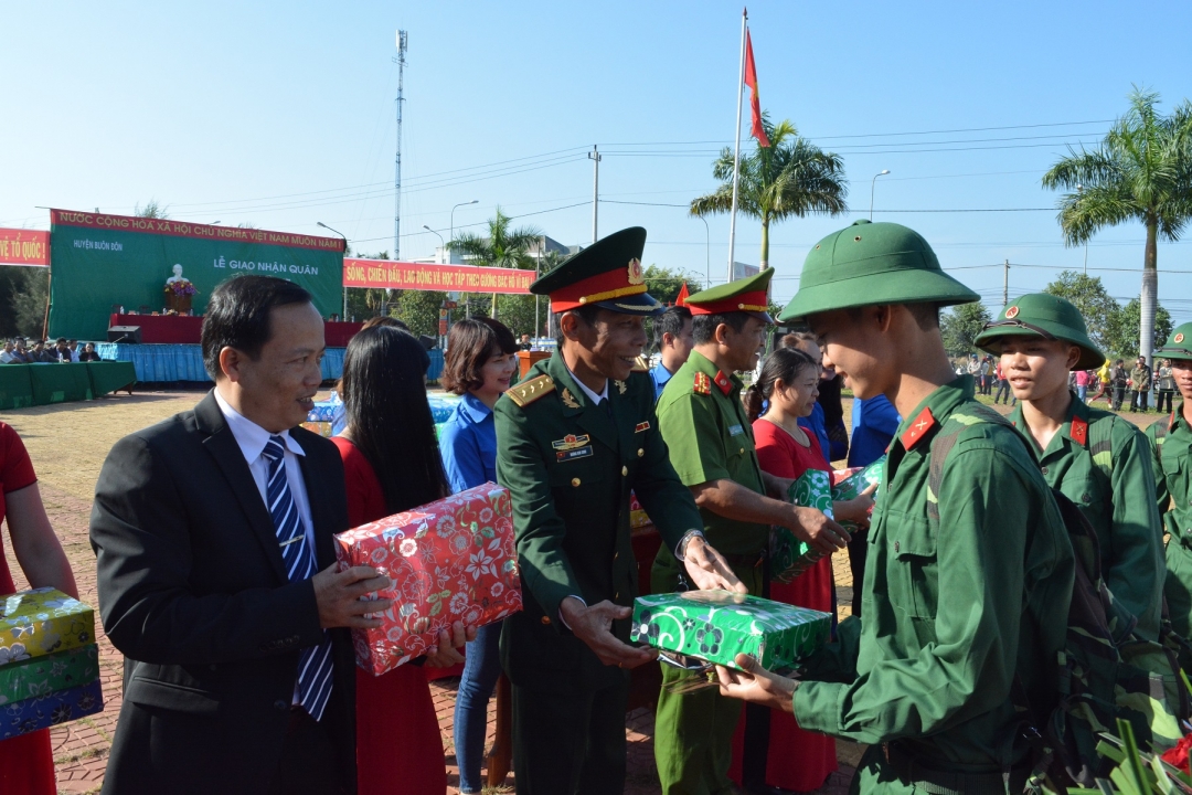 Lãnh đạo huyện Buôn Đôn tặng quà cho các thanh niên lên đường nhập ngũ