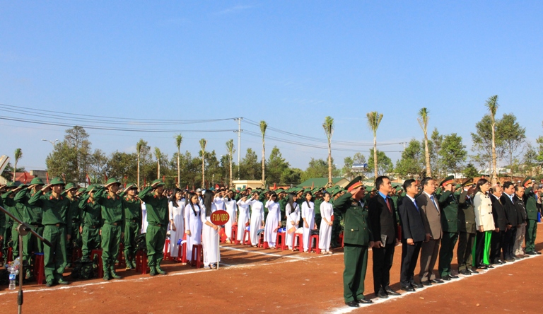 Các đại biểu và tân binh tham dự buổi lễ.