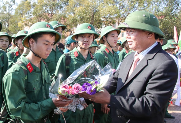 Bí thư Tỉnh ủy Êban Y Phu (ảnh trái) và Chủ tịch UBND tỉnh Phạm Ngọc Nghị (ảnh phải)  tặng hoa động viên thanh niên TP. Buôn Ma Thuột lên đường nhập ngũ năm 2017. Ảnh: H.Gia