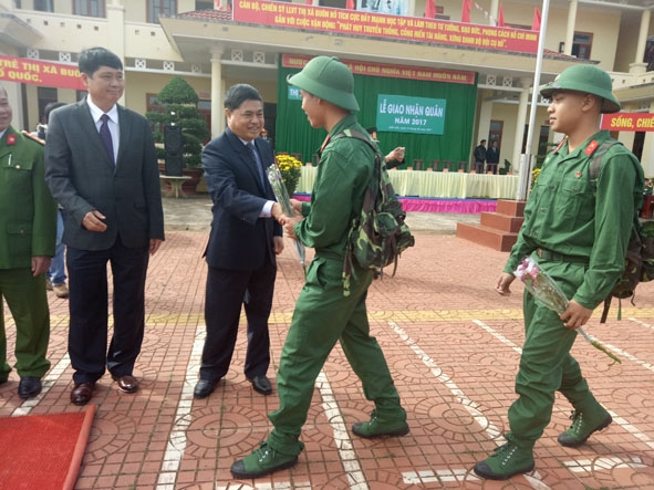 (1)	Đồng chí Phạm Minh Tấn, Phó Bí thư Thường trực Tỉnh ủy, chúc mừng các tân binh lên đường nhập ngũ. Ảnh: T.Huyên